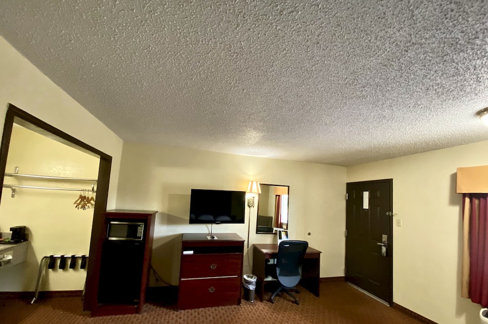 Super 8 By Wyndham Shawnee 37/48