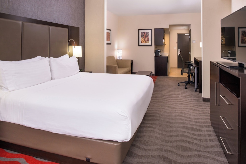 Suite, King Bed, Accessible