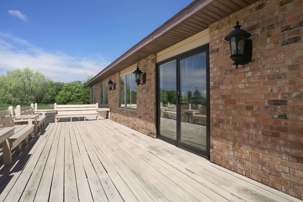Baymont by Wyndham Manistee 3/42