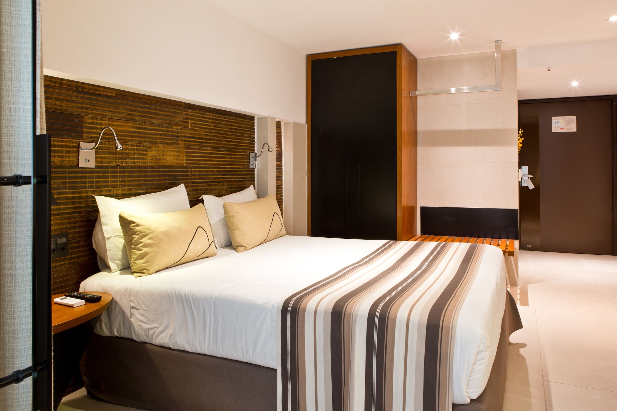 Standard, Queen Bed, No Window