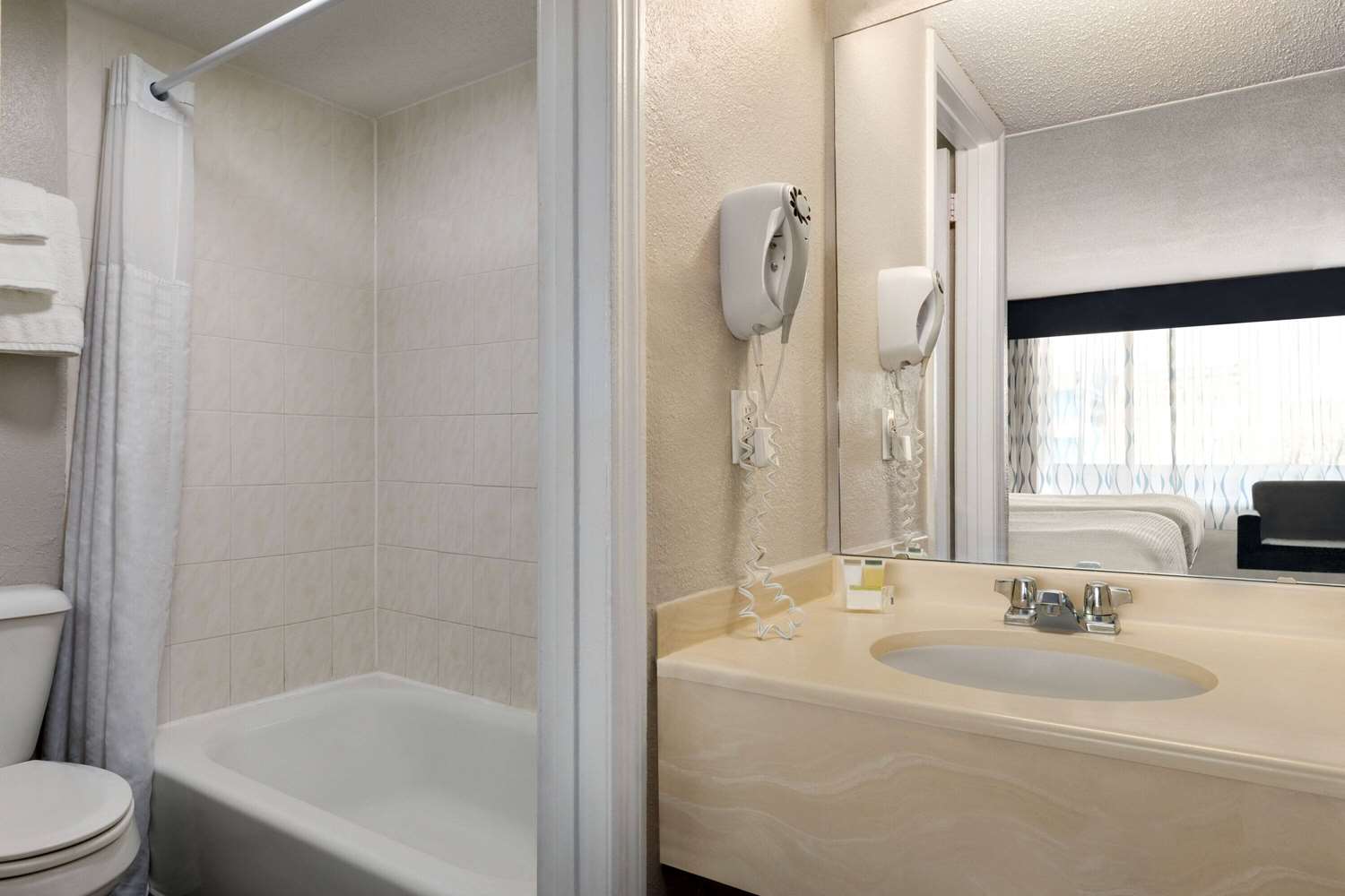 Days Inn by Wyndham Myrtle Beach-Beach Front 34/36