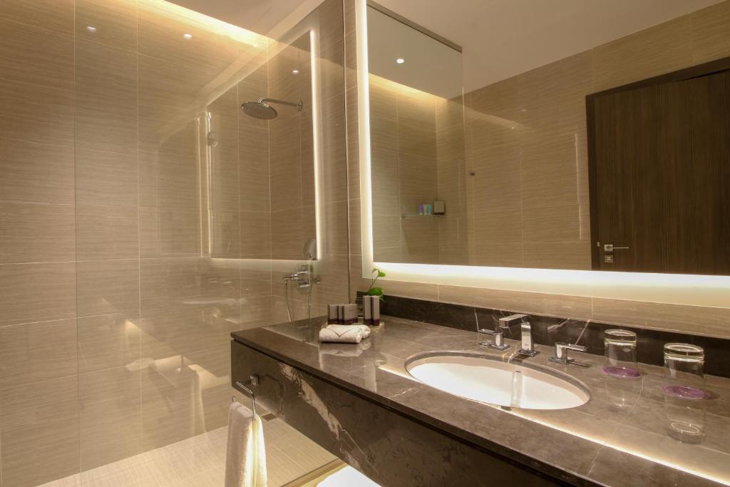 Room, King Bed, Views Hotel And Residence 3/3
