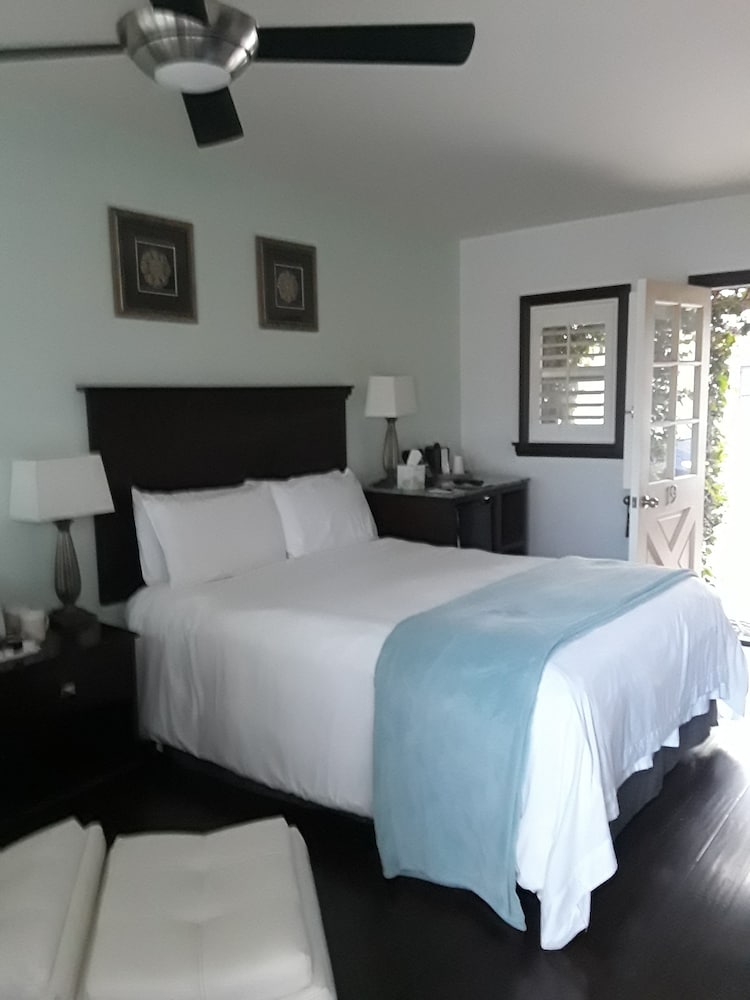 Malibu Country Inn 6/50