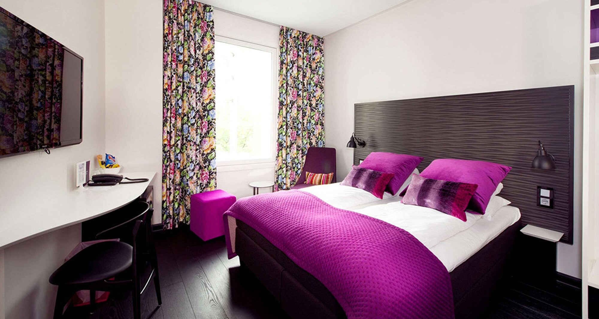 STANDARD, QUEEN BED
