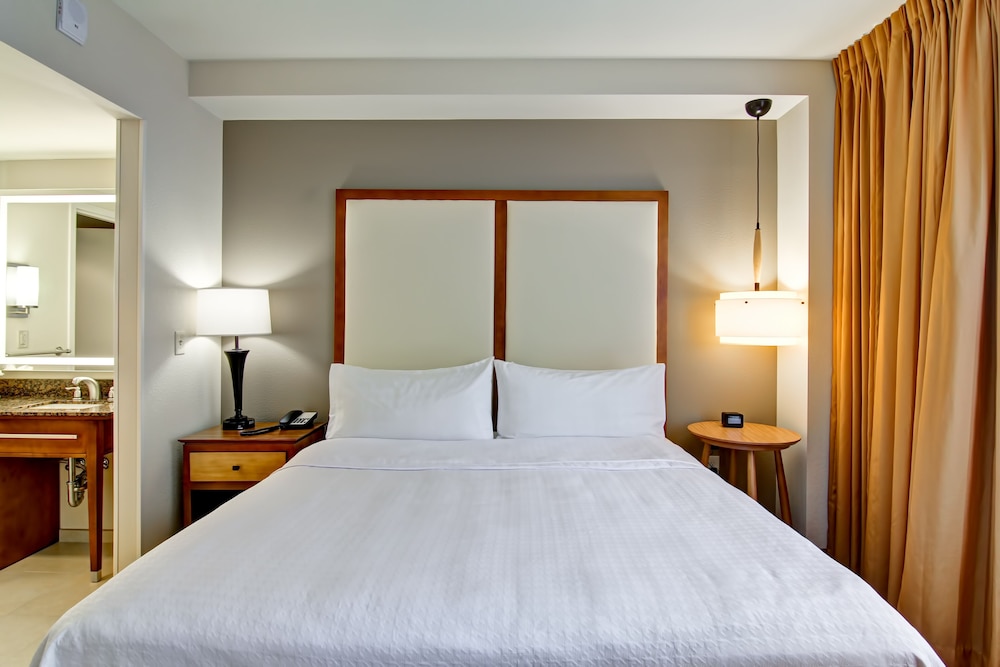 SUITE, KING BED, ACCESSIBLE