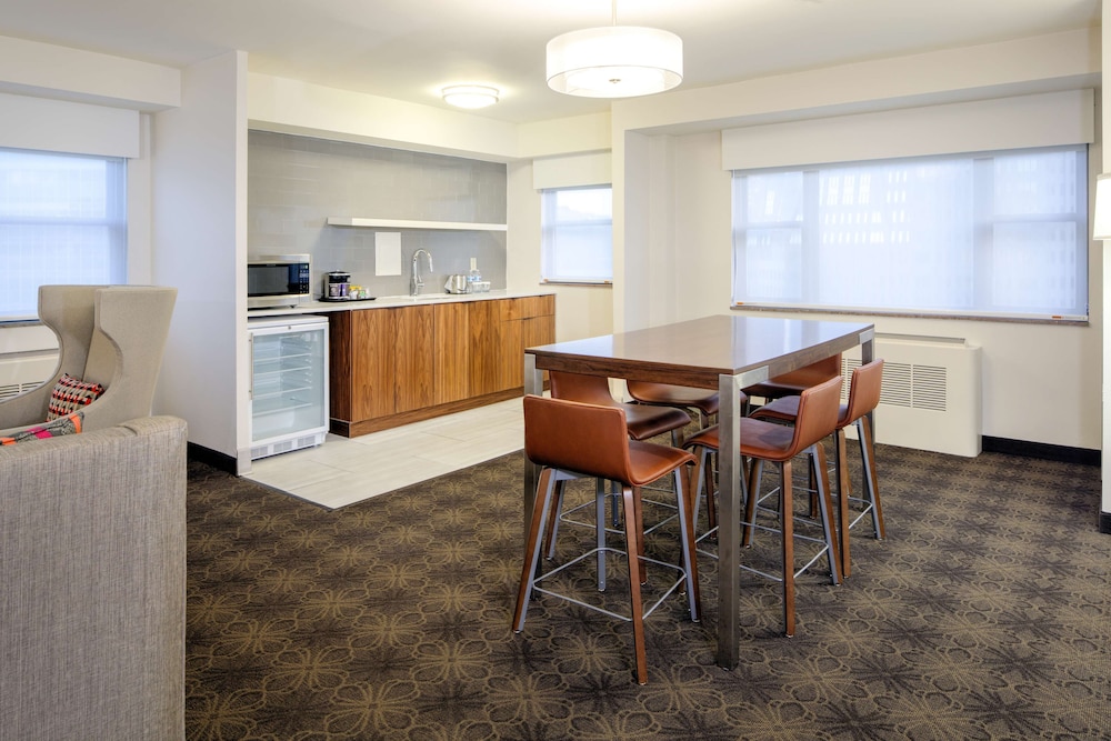 DoubleTree by Hilton Hotel & Suites Pittsburgh Downtown 69/81