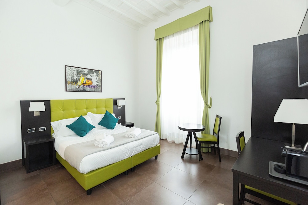 Deluxe, Queen Bed, SUITINN 19 HOTEL 2/5