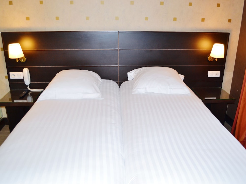 ROOM, TWIN BEDS