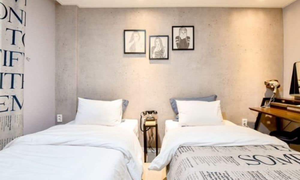 DELUXE, TWIN BEDS