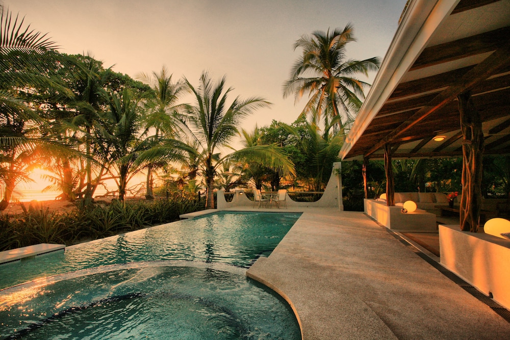 Tropico Latino Hotel 67/74
