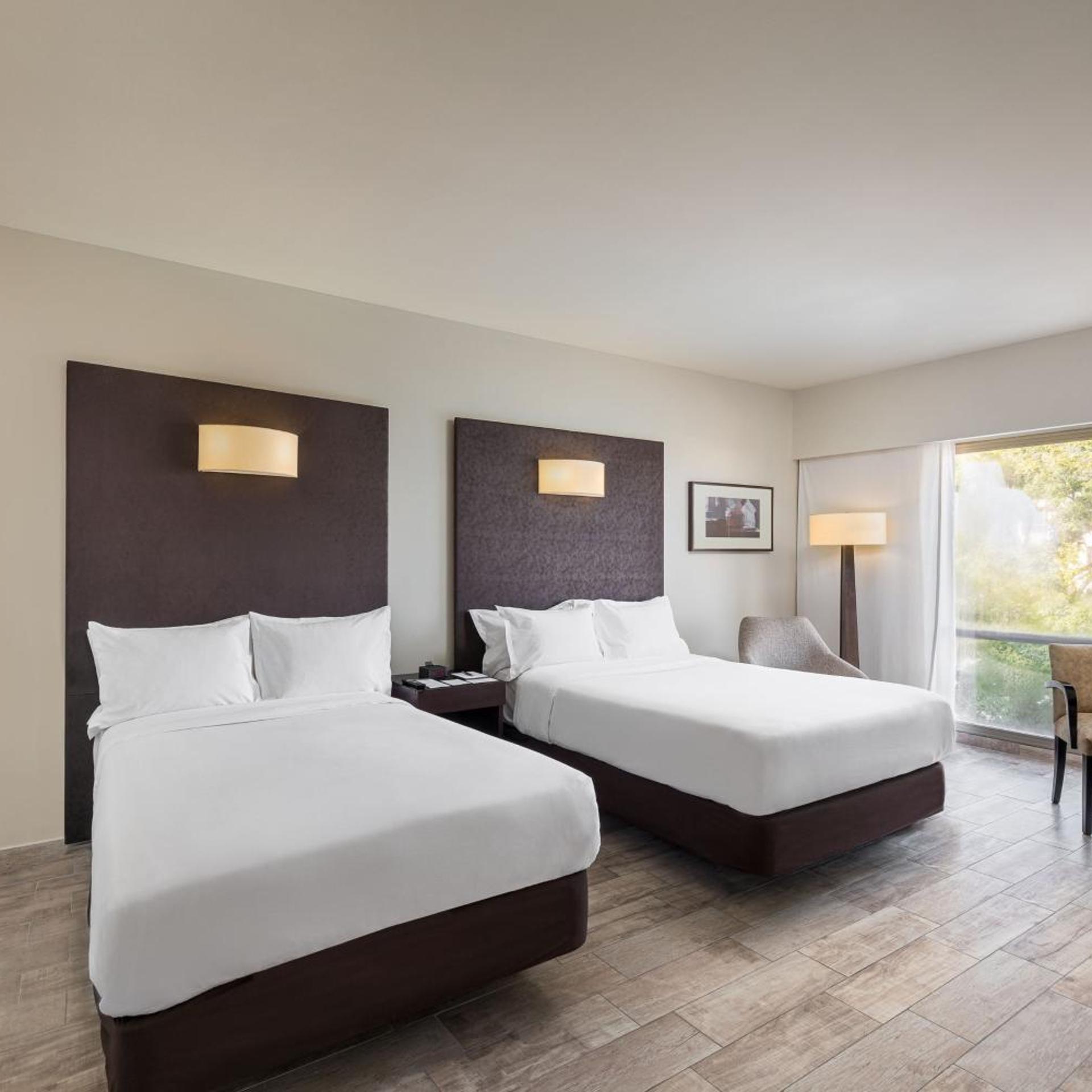 غرفة كلوب بسريرين منفصلين مع دخول صالة النادي، SHERATON SALTA HOTEL 2/5