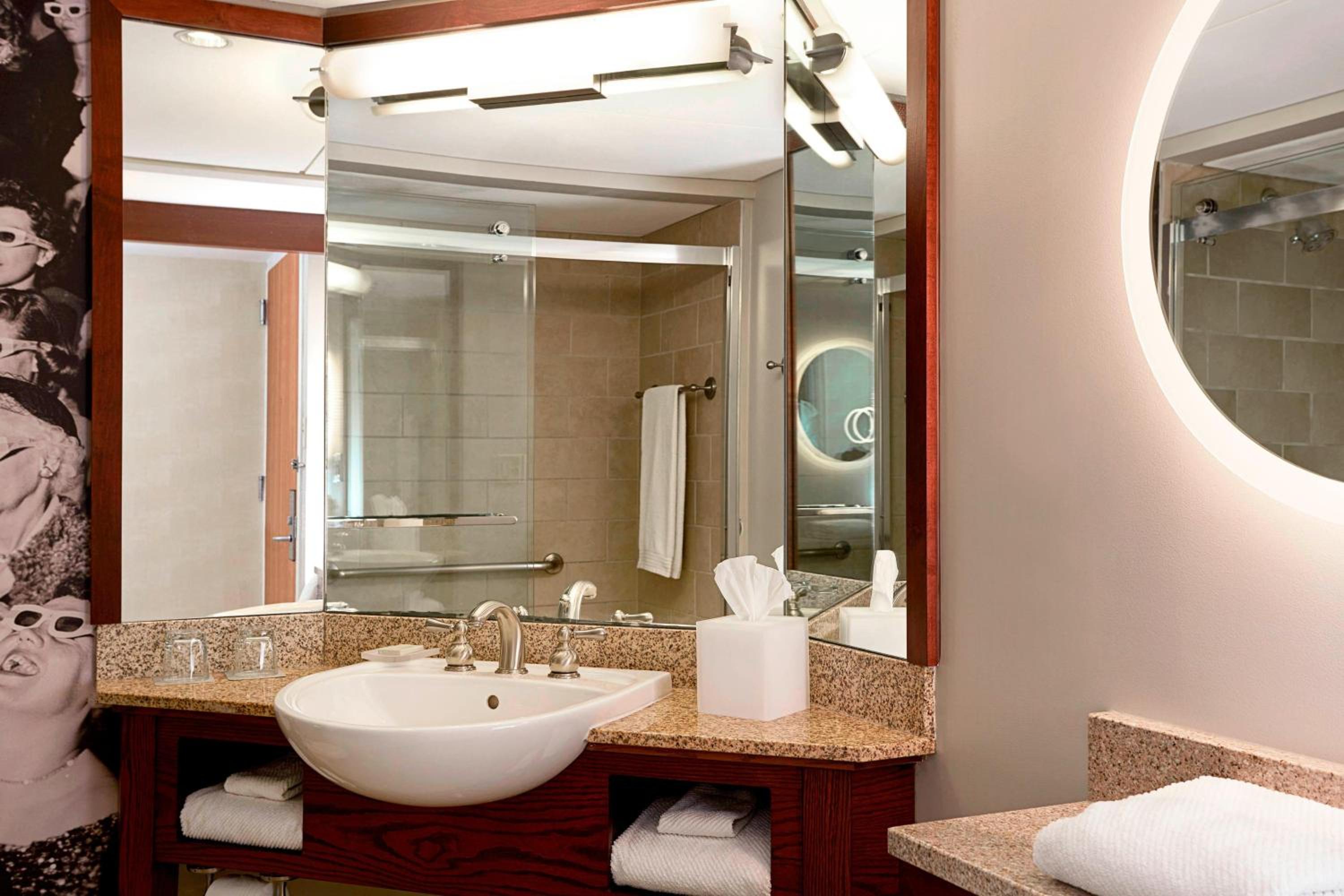 Suite, King Bed, Sofa, Concierge Level
