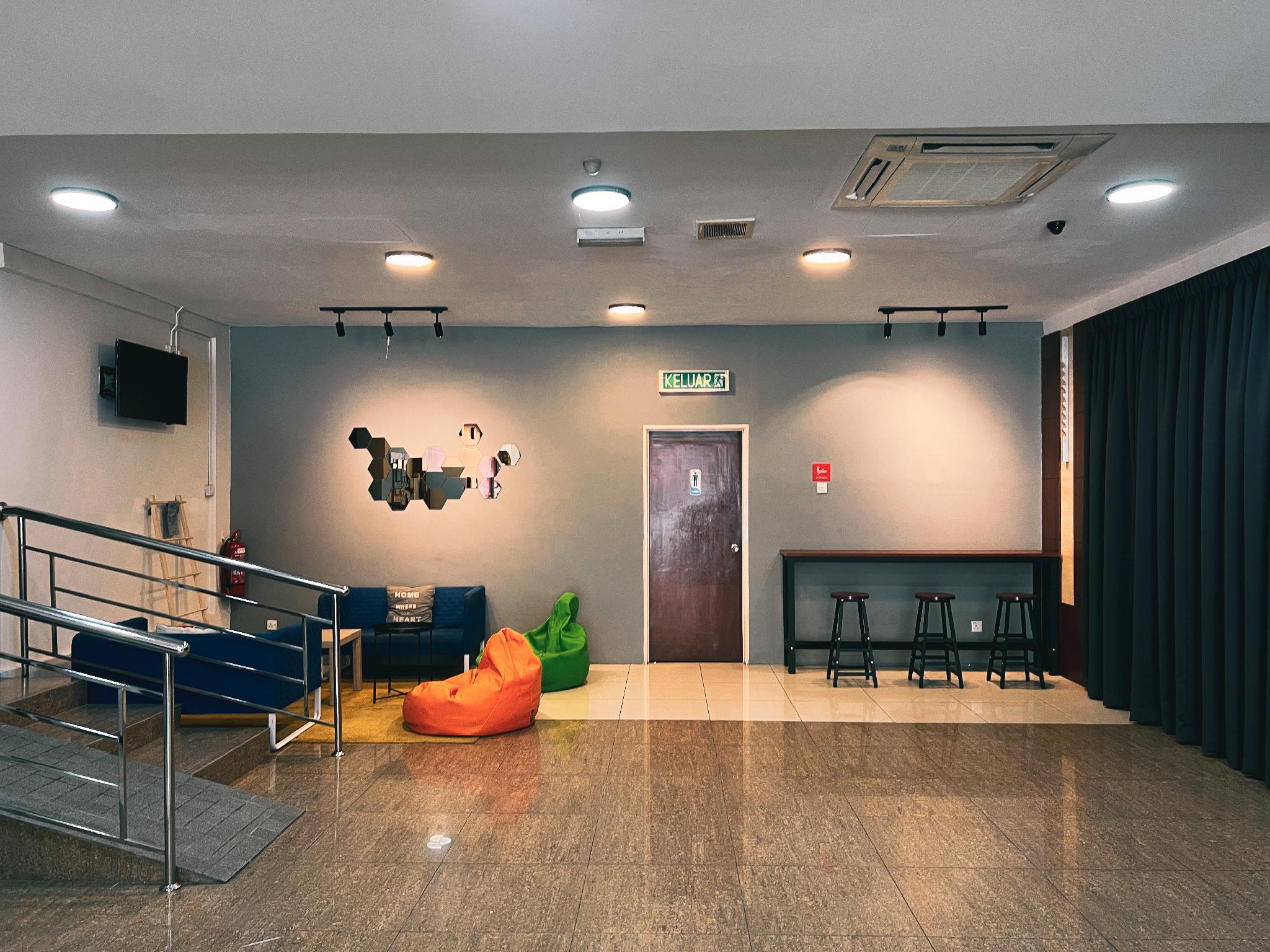 OYO 43955 N9 Business Hotel 26/27