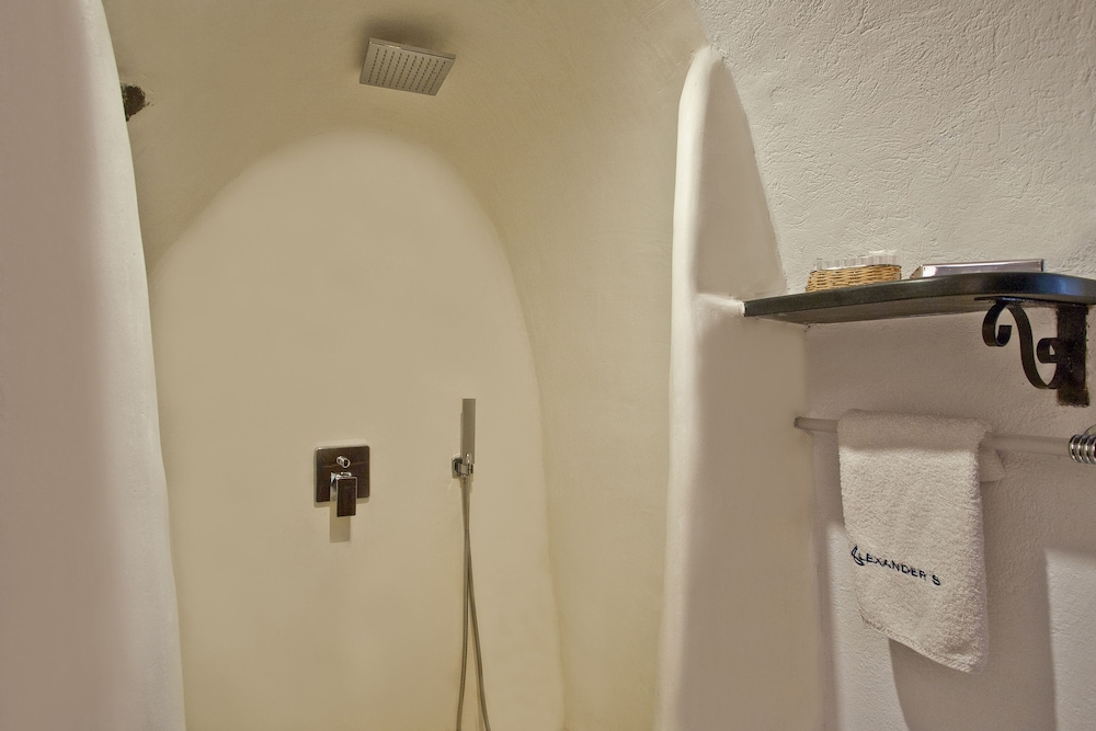 Alexander's Suites 68/68