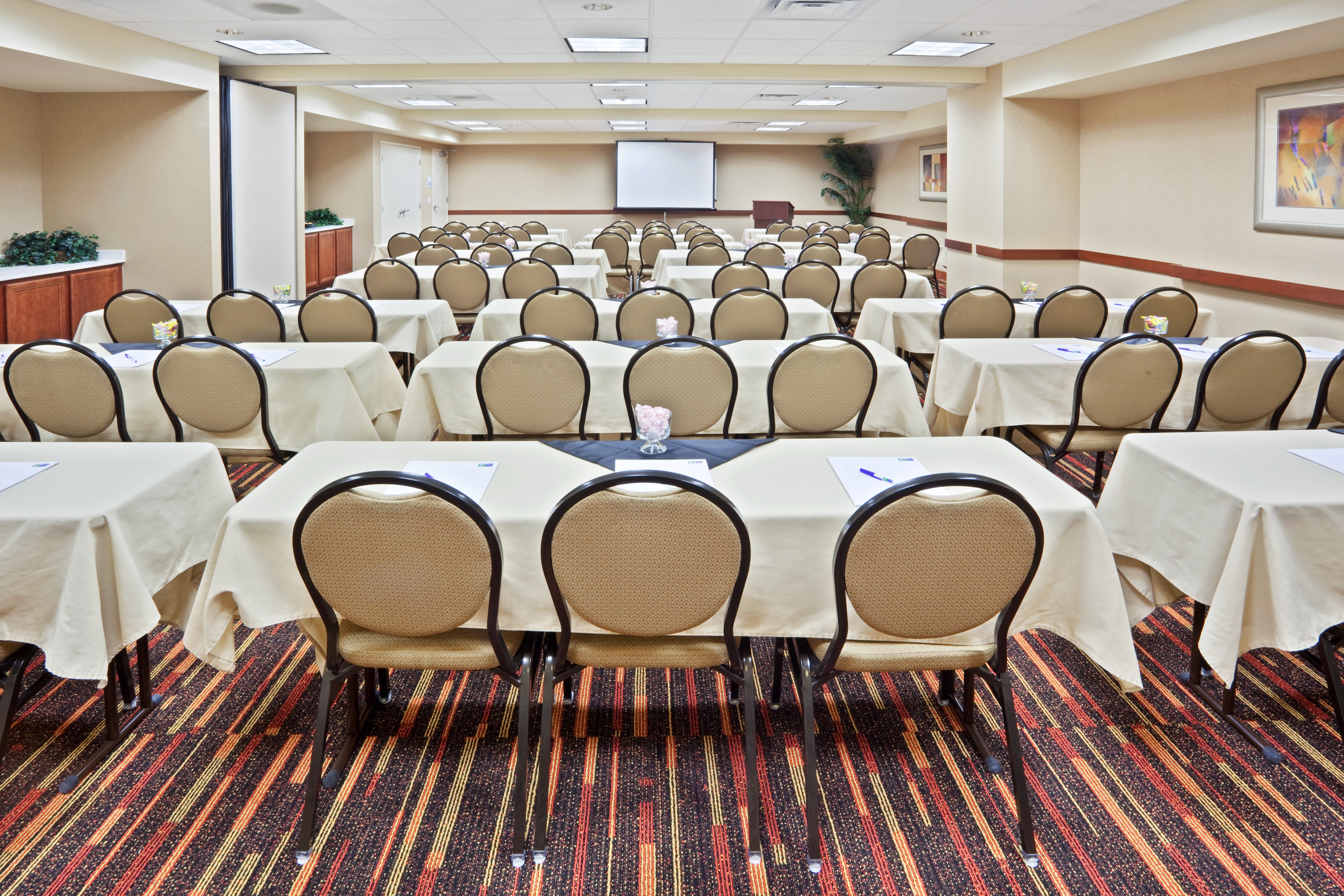 Holiday Inn Express Hotel Suites Sumner 24/28