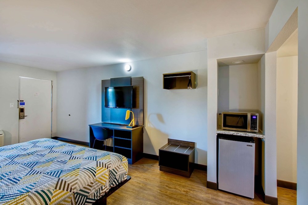 DELUXE, KING BED