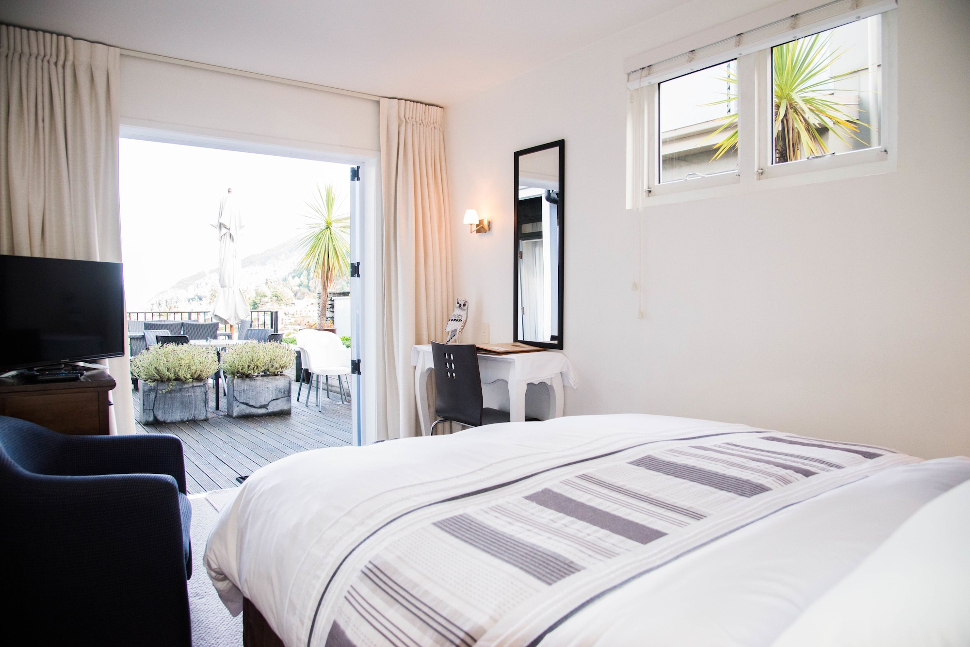 ROOM, QUEEN BED