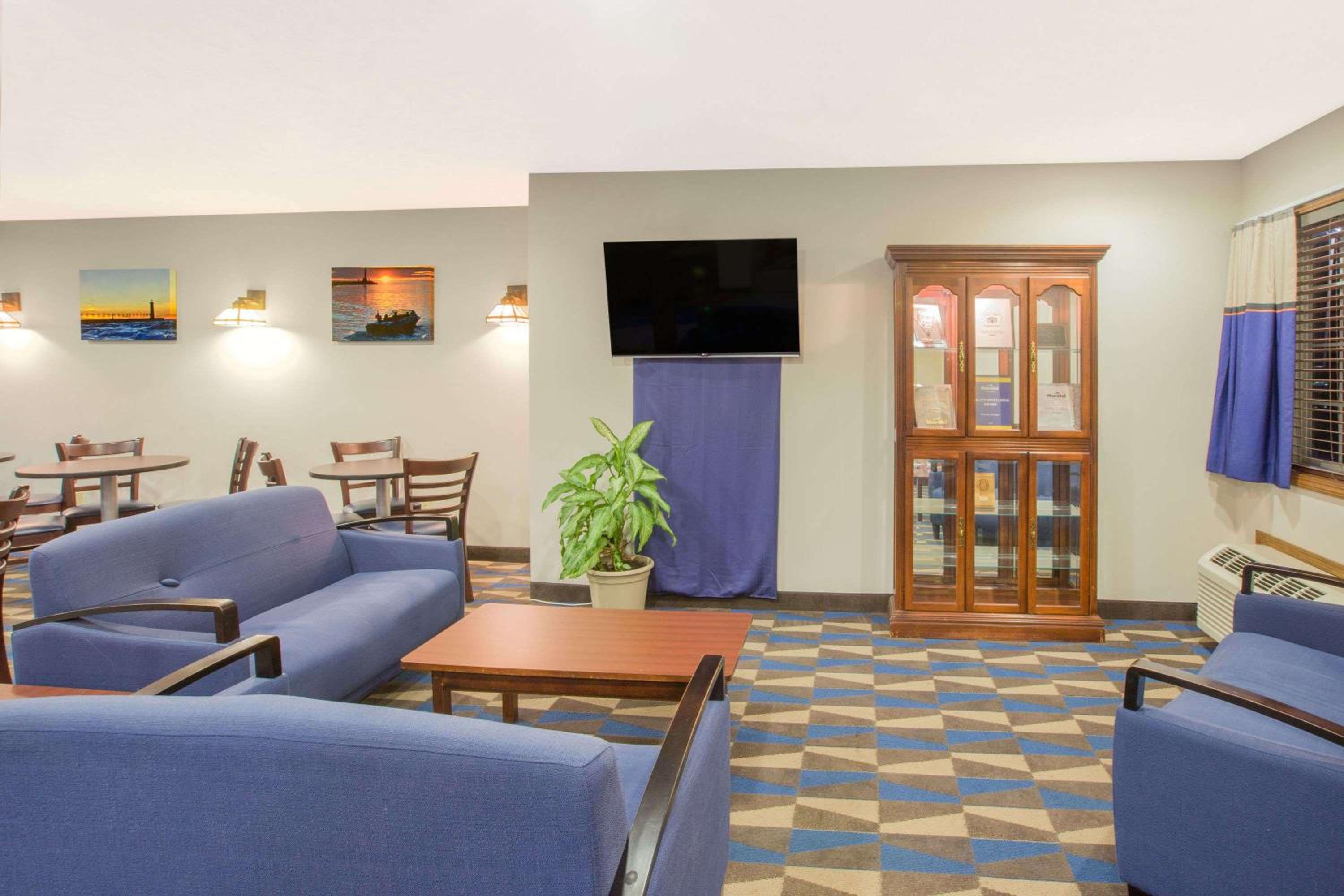 Microtel Inn & Suites by Wyndham Manistee 21/50