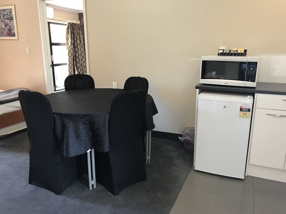 ASCOT EPSOM MOTEL 20/36