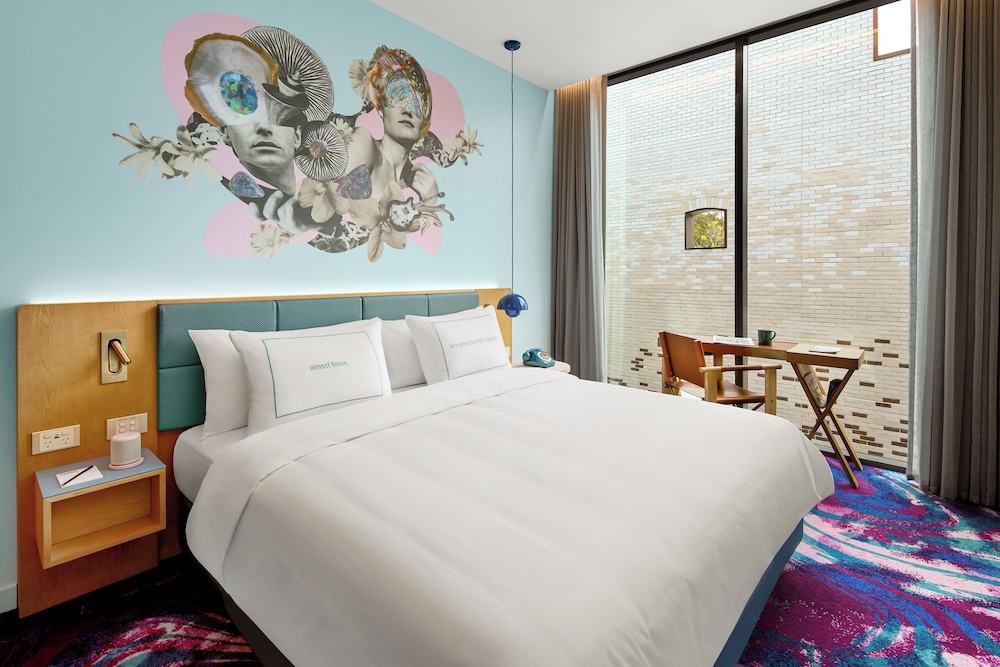 Medium, Queen Bed