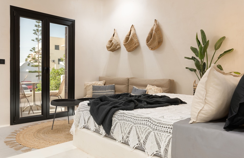 EXCLUSIVE, STUDIO, SUITE