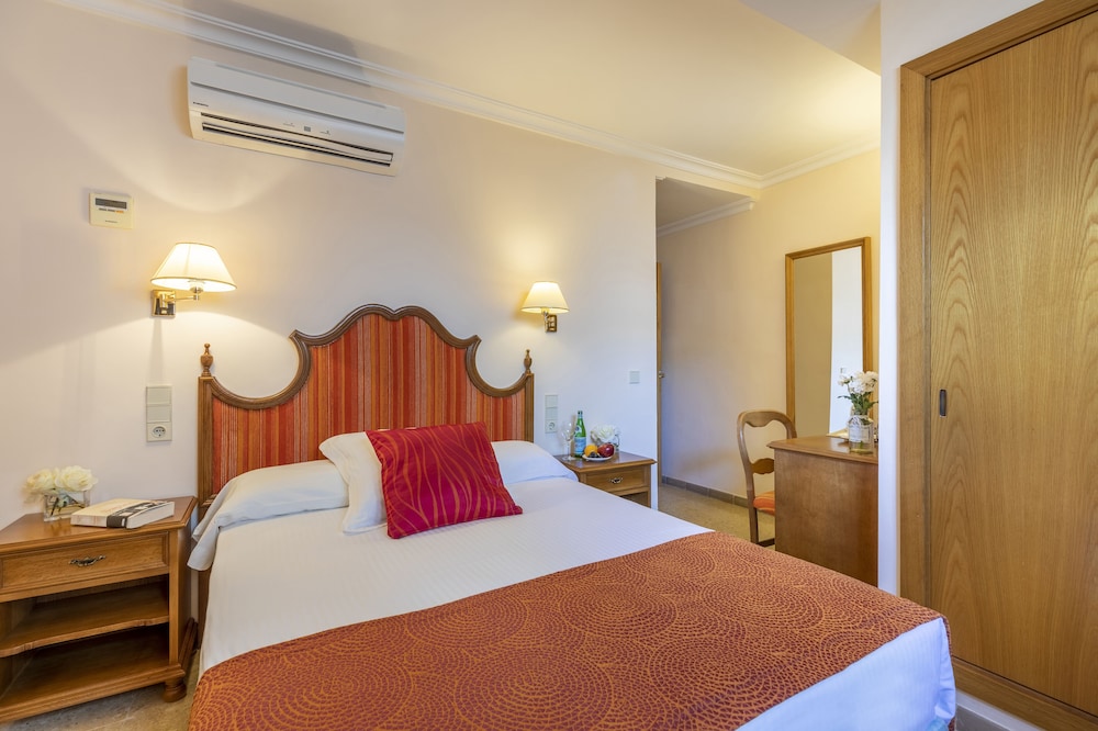 Miramar Hotel 7/34
