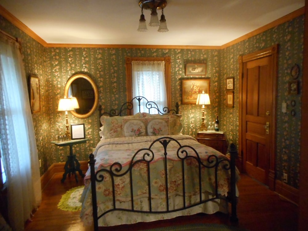 Applesauce Inn Bed and Breakfast 11/22