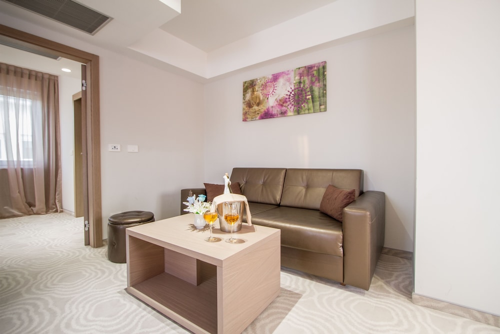 Royal Airport Hotel 48/69