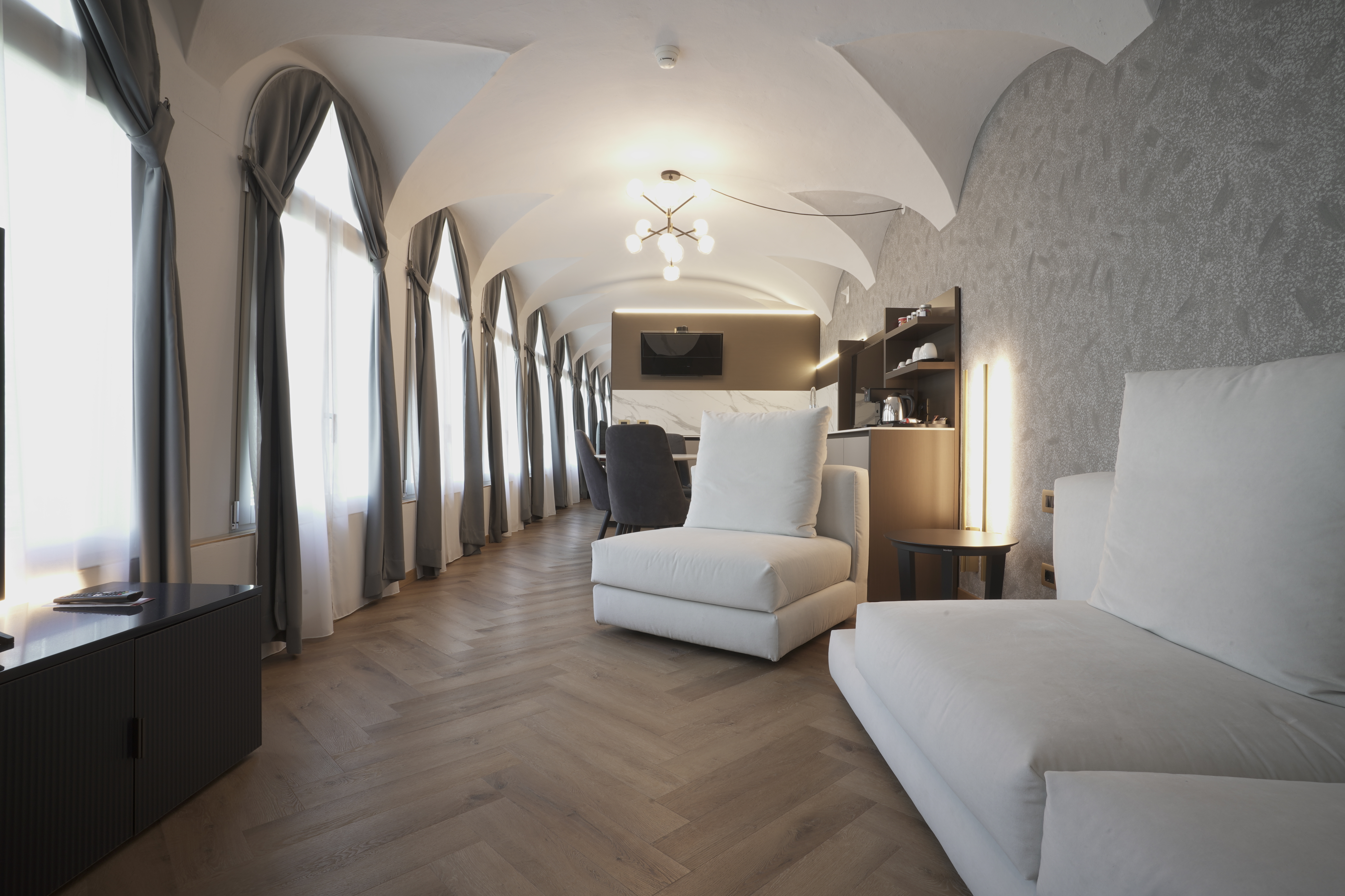 Imperial, Suite