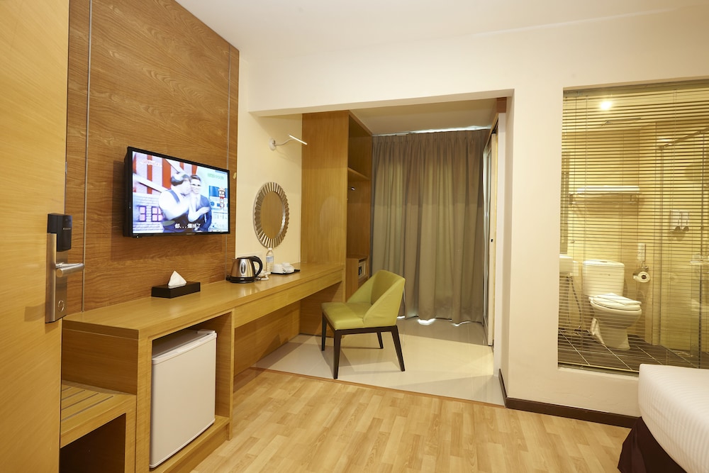 Hotel Six Seasons 7/50