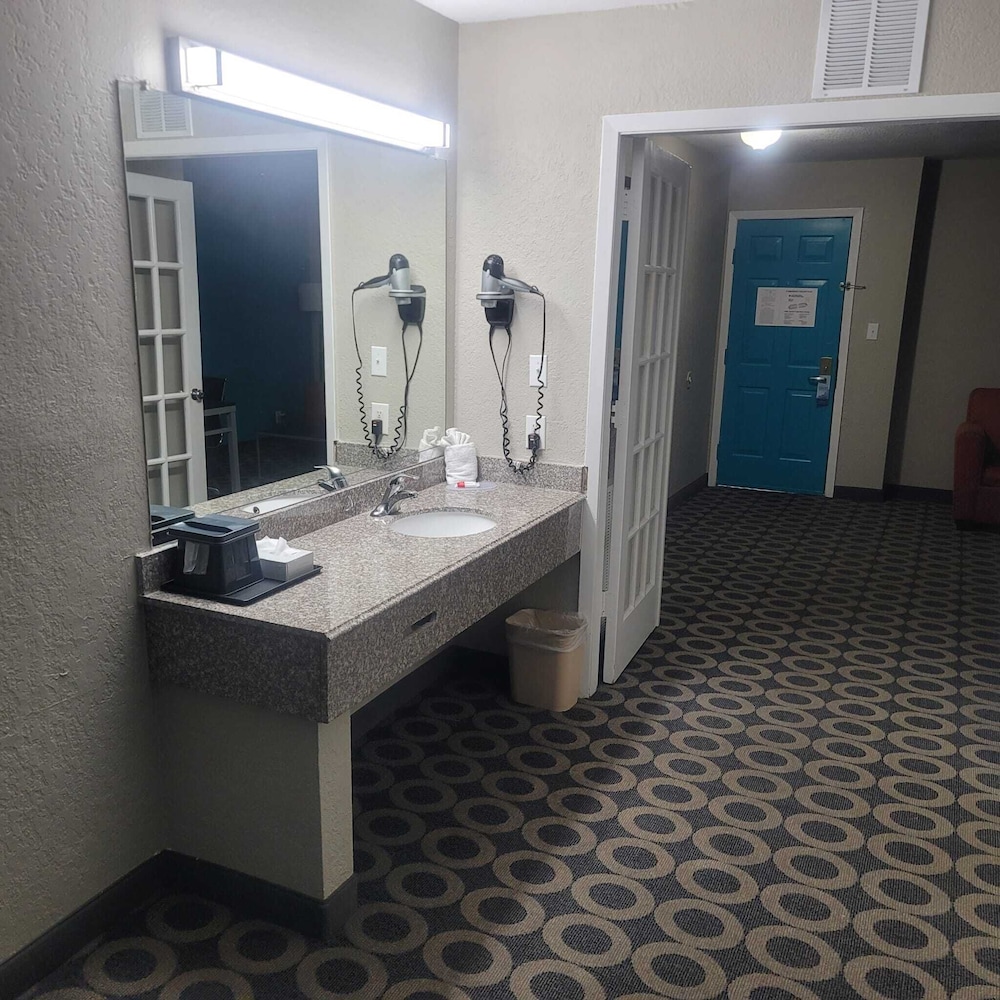 Travelodge by Wyndham San Antonio Downtown Northeast 34/35