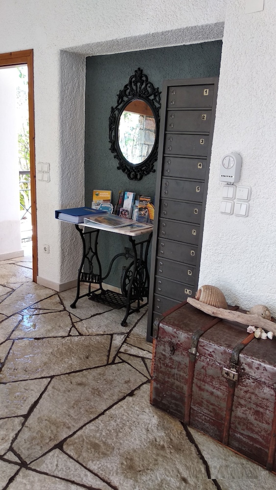 Lobby at Grekis Hotel Apartments, MESSINI