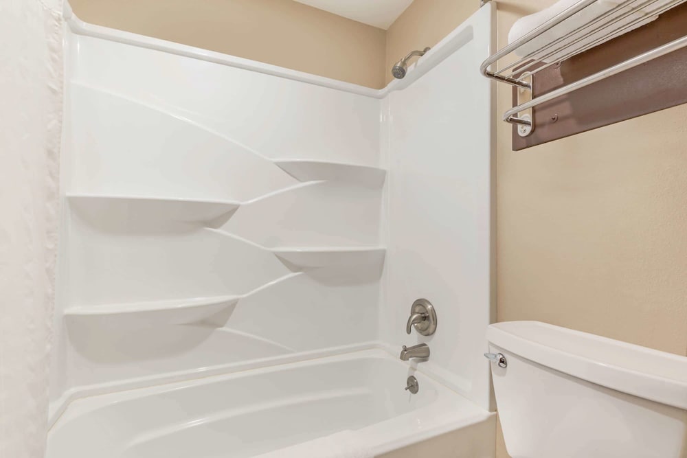Days Inn By Wyndham Auburn 8/21