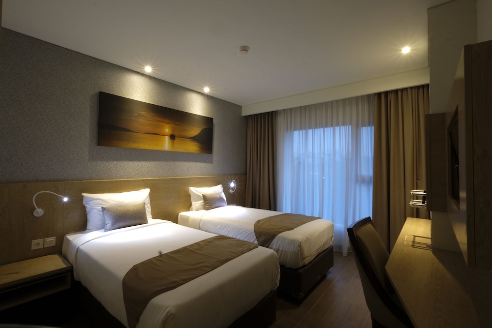 Hotel Ayola Lippo Cikarang 11/60