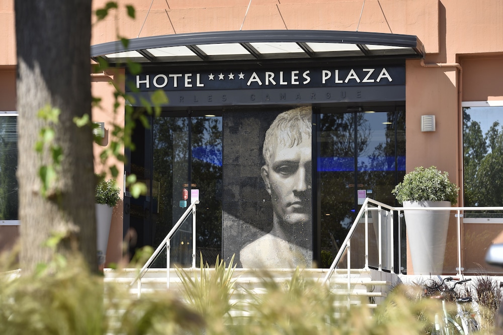 Arles Plaza 1/50