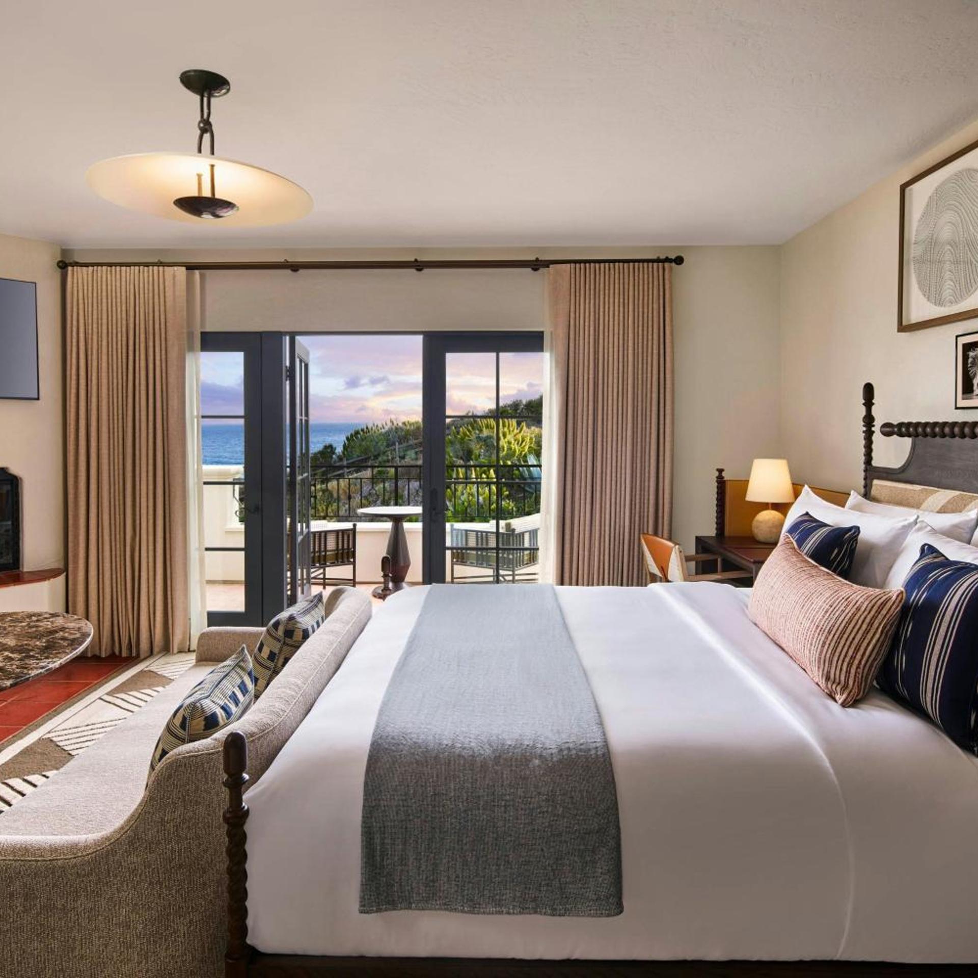 Room, King Bed, Partial Ocean View, Balcony