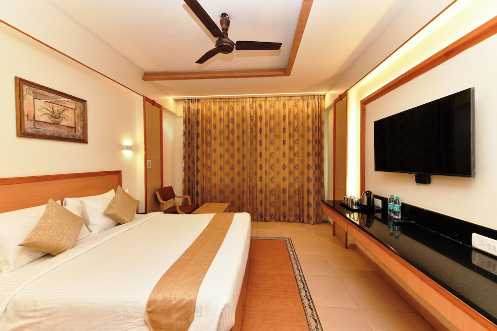 HOTEL ROOPA 26/63