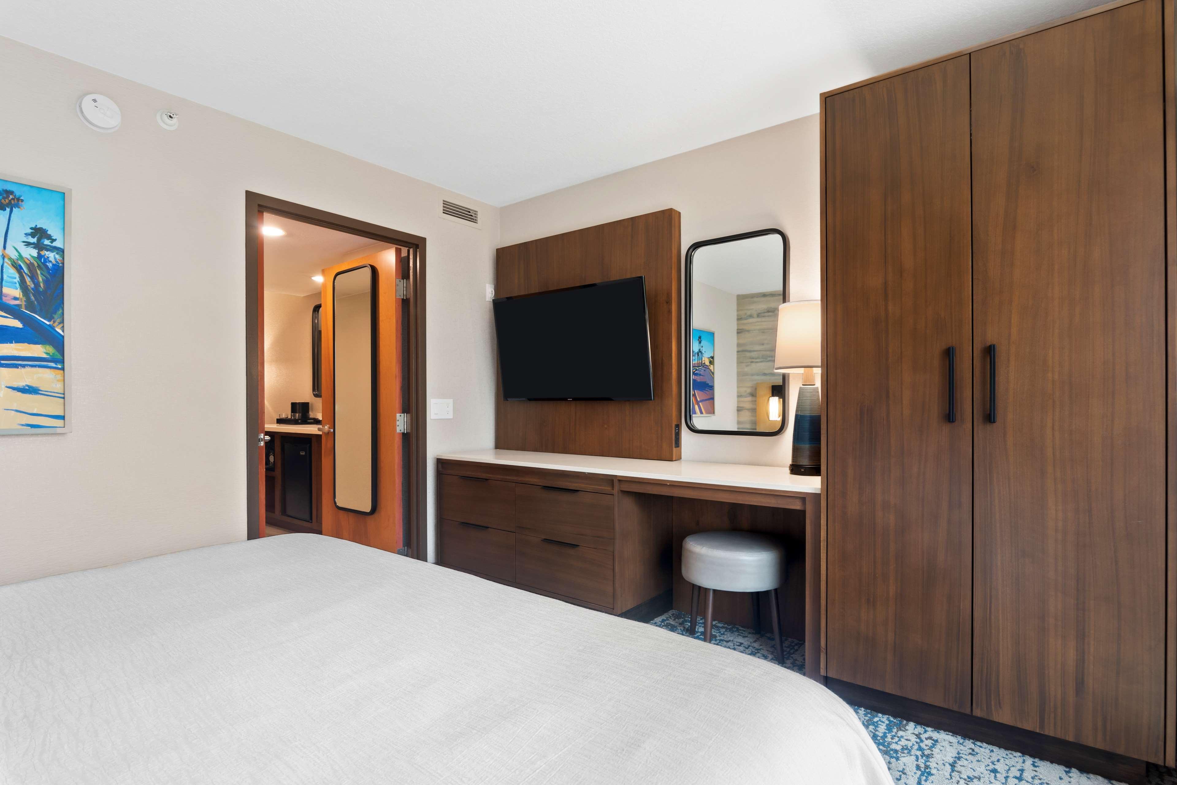 2 Rooms, Suite, King Bed, Fireworks View, Corner
