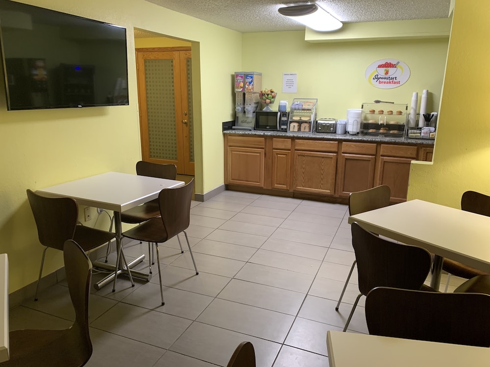 Super 8 by Wyndham Pueblo 25/42