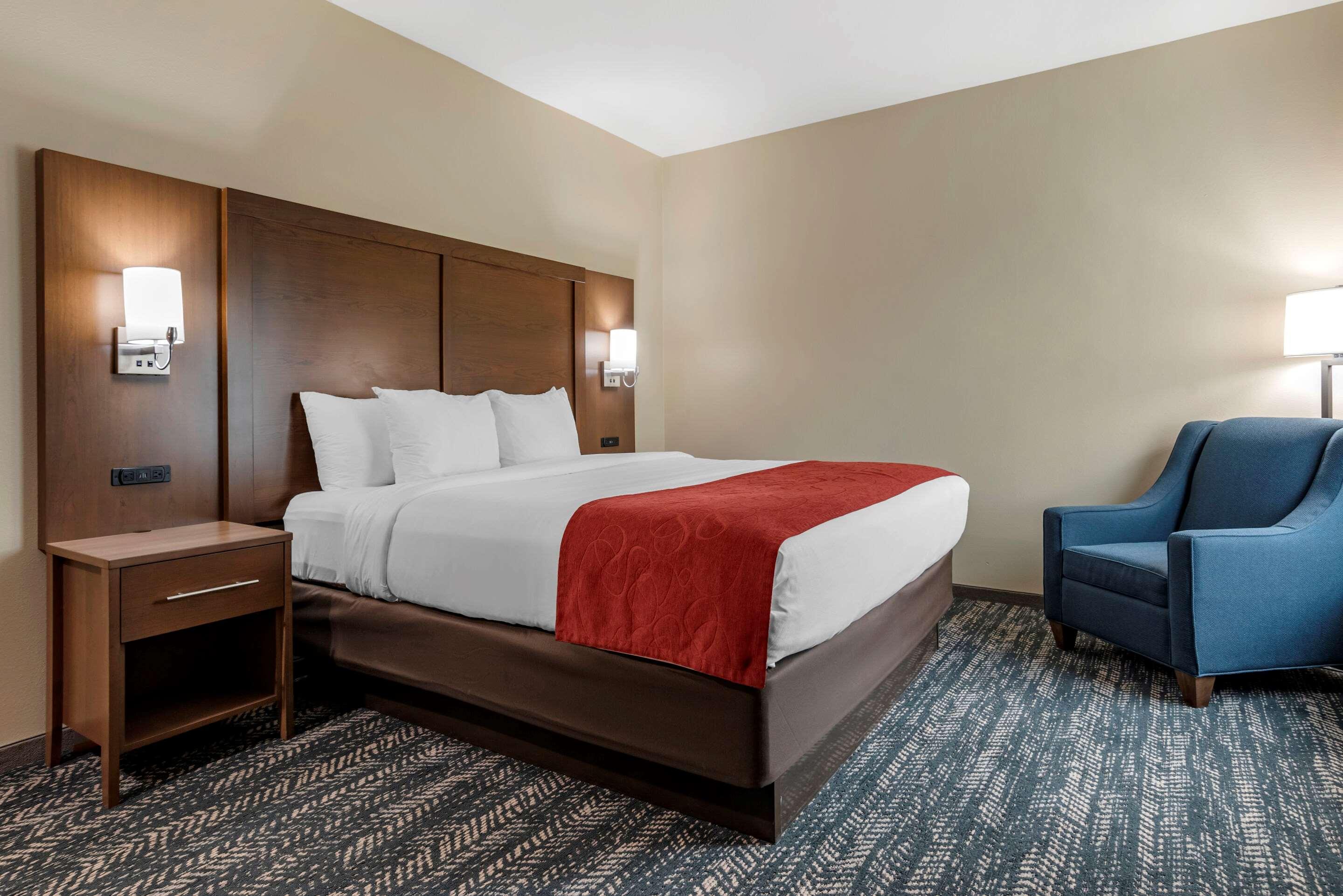 ROOM, KING BED