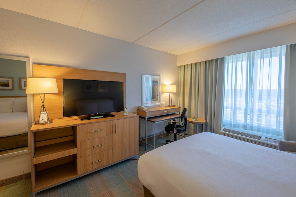 Holiday Inn Manahawkin/Long Beach Island 13/73