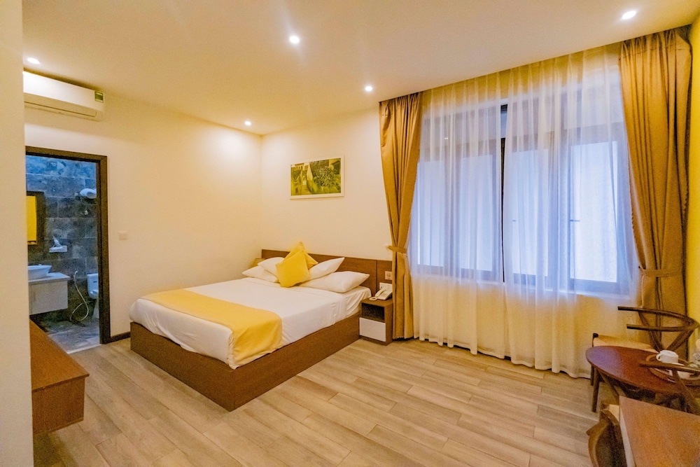 SUPERIOR, QUEEN BED