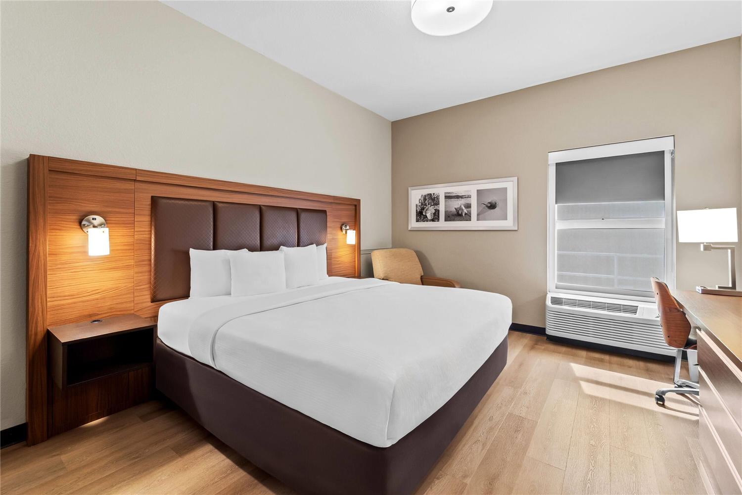 Days Inn Suites By Wyndham Fort Myers Near Jetblue Park 13/43