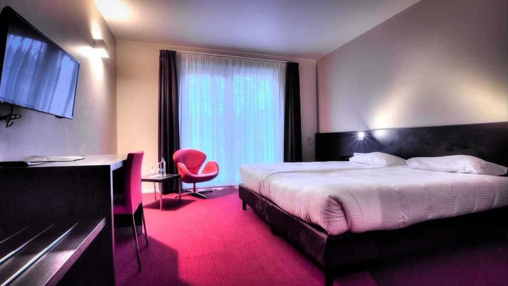 Utopia Hotel 30/69