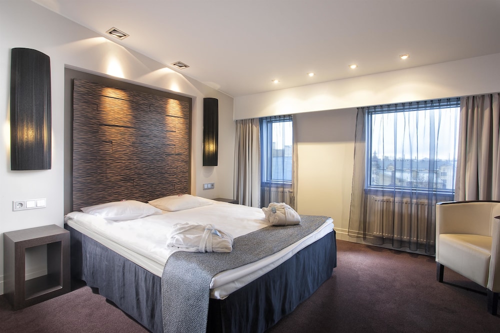 DELUXE, DOUBLE OR TWIN BED