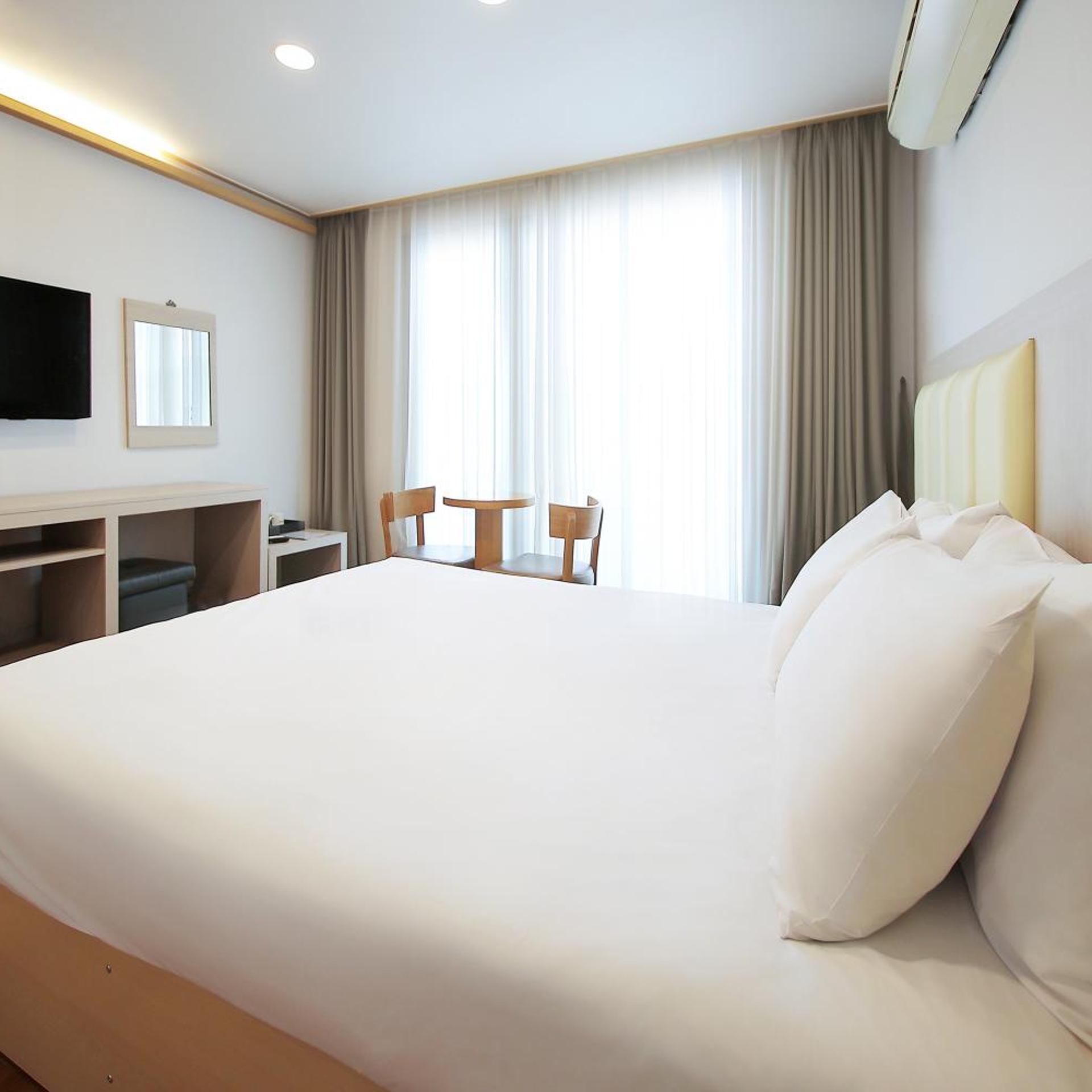 غرفة بسرير مزدوج بشرفة، Shin Shin Hotel Jeju City 8/10