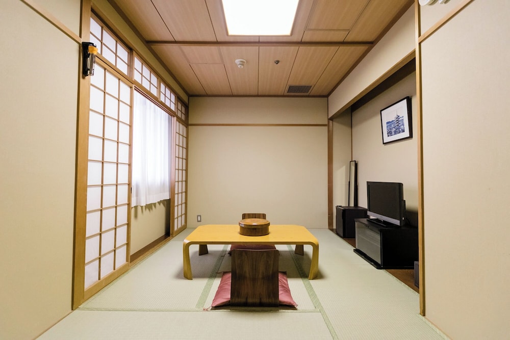 JAPANESE, 2 FUTON BEDS, SHARED BATHROOM