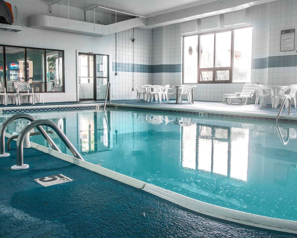 Baymont by Wyndham Flint Airport North 5/53