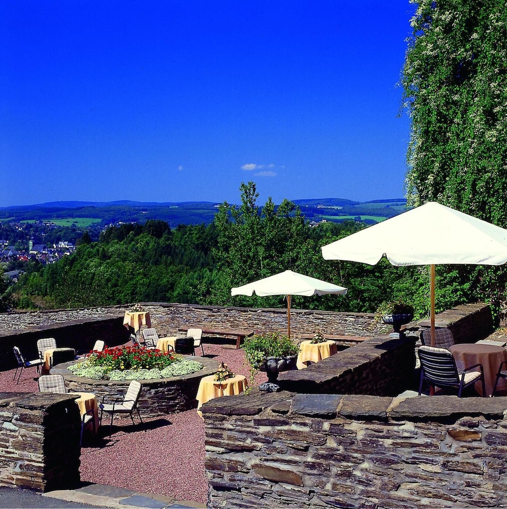 Hotel und Restaurant Burg Schnellenberg 48/54