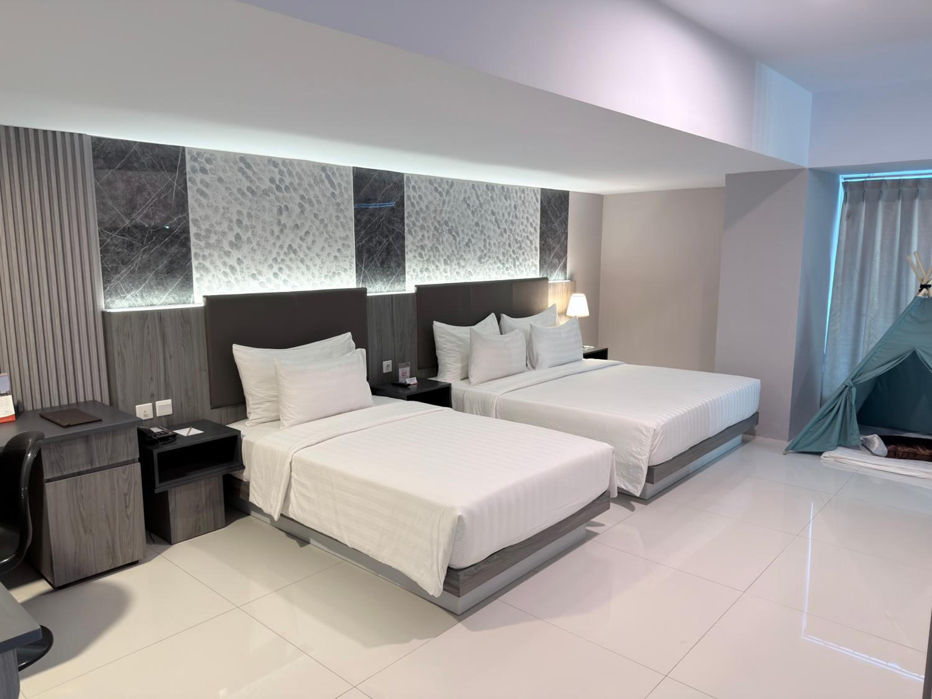 Grand, Pavilion, 1 King and 1 Single Beds